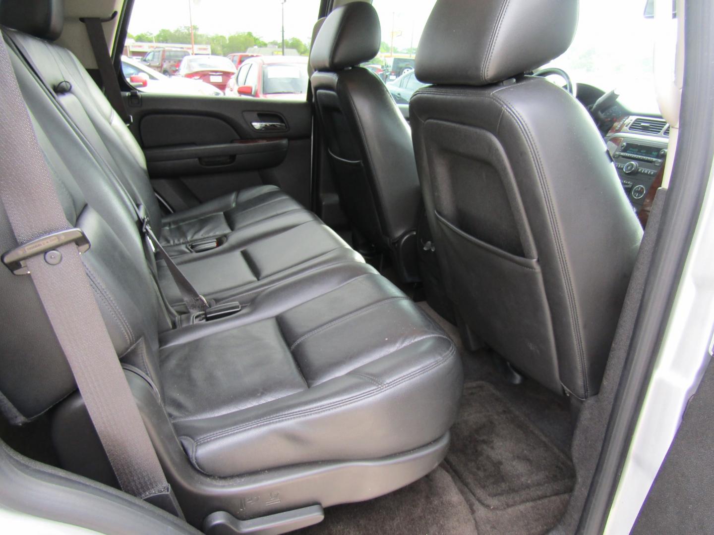 2013 Silver /Gray Chevrolet Tahoe (1GNSCBE04DR) with an V8 engine, Automatic transmission, located at 15016 S Hwy 231, Midland City, AL, 36350, (334) 983-3001, 31.306210, -85.495277 - Photo#8